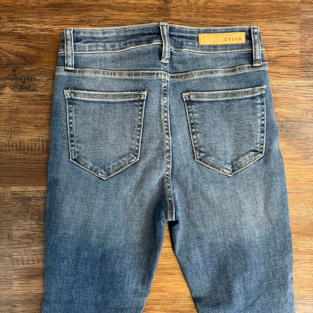Cello Jeans High Rise ankle Skinny Medium Wash Size 3 distressed Raw Hem STRETCH - Picture 4 of 14